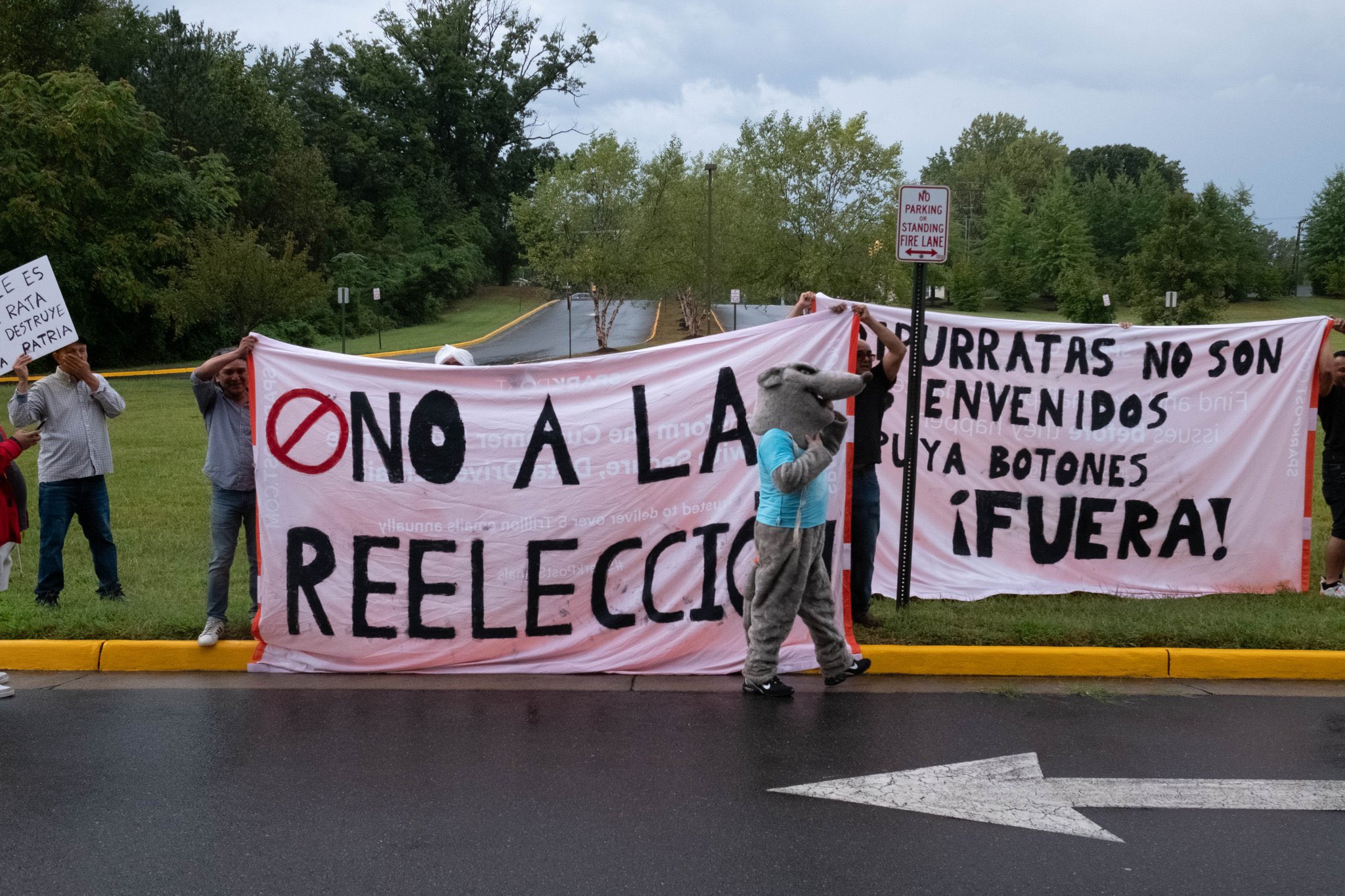 Diáspora salvadoreña protesta por presencia de diputados oficialistas en Washington