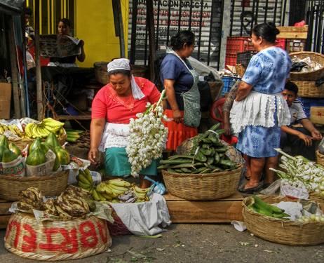Mujeres adultas mayores en El Salvador sin empleo y sin atención en salud