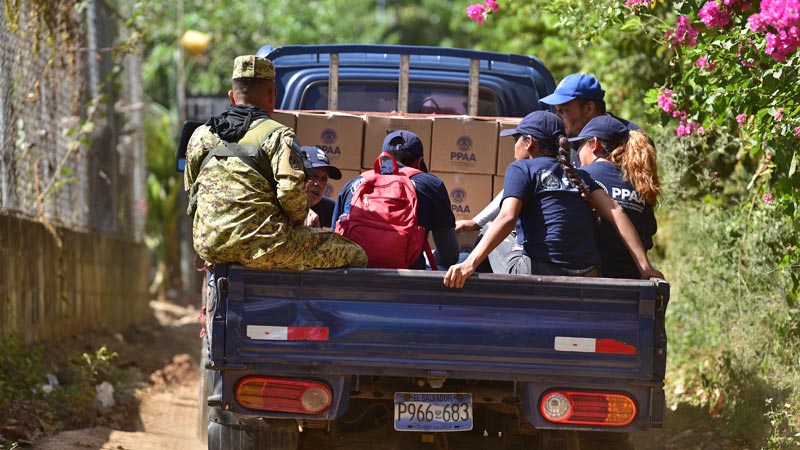 En plena campaña electoral entregan cajas de alimento "en nombre de Bukele"