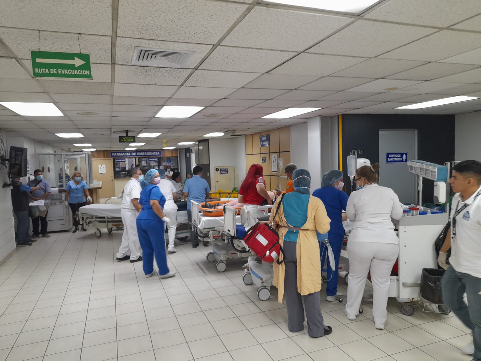 Sindicato denuncia despido de cinco médicos cirujanos del Hospital General del ISSS