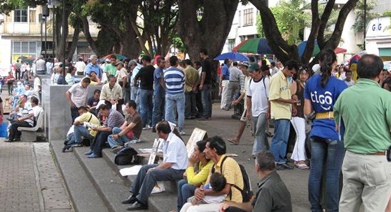 Salvadoreños sin oportunidades laborales porque el país es el menos atractivo de C.A. para que las empresas extranjeras inviertan