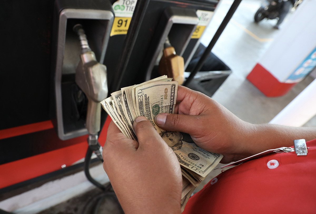 Salvadoreños regresan de vacaciones con incremento en el precio de los combustibles