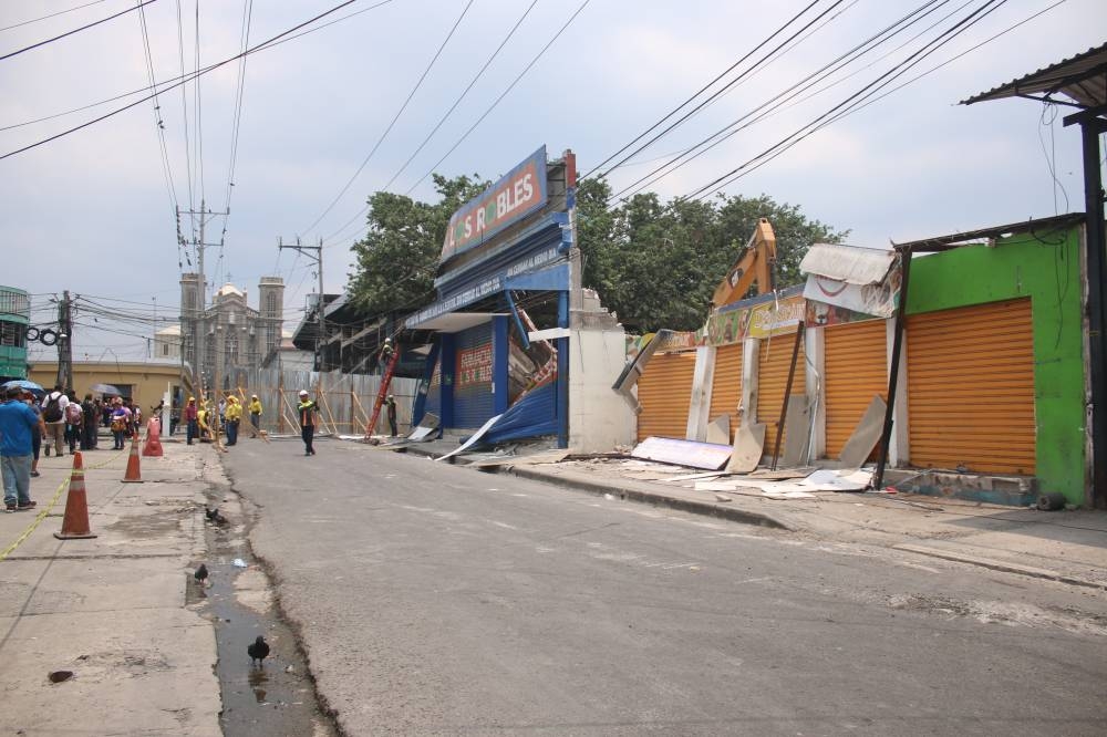 Una cuadra de negocios fue demolida en el Centro de San Salvador