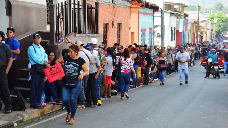 Desorganización en la entrega de tarjetas agrícolas causa frustración en agricultores de Ahuachapán