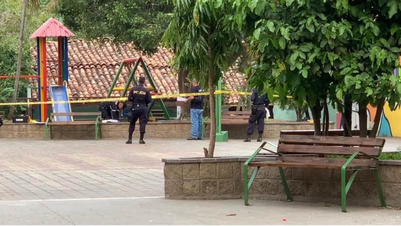 Matan a machetazos a extranjero en área de juegos en parque de La Unión