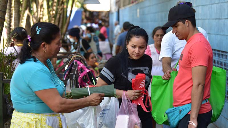 El Salvador presenta un rezago en la inclusión financiera de su población en comparación con el resto de América Latina