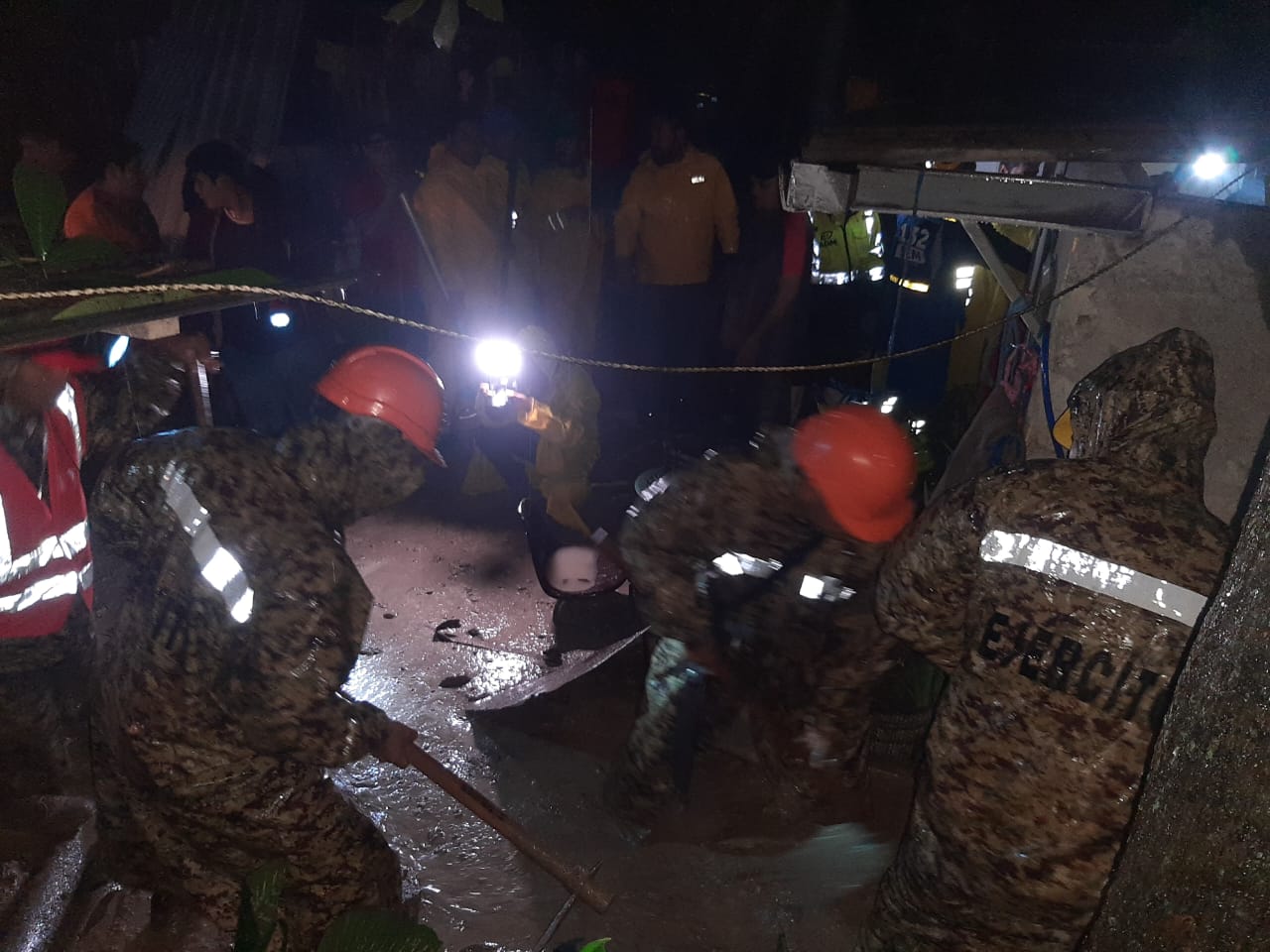 Dos niñas y dos adultos mueren soterrados a causa de las lluvias en El Salvador