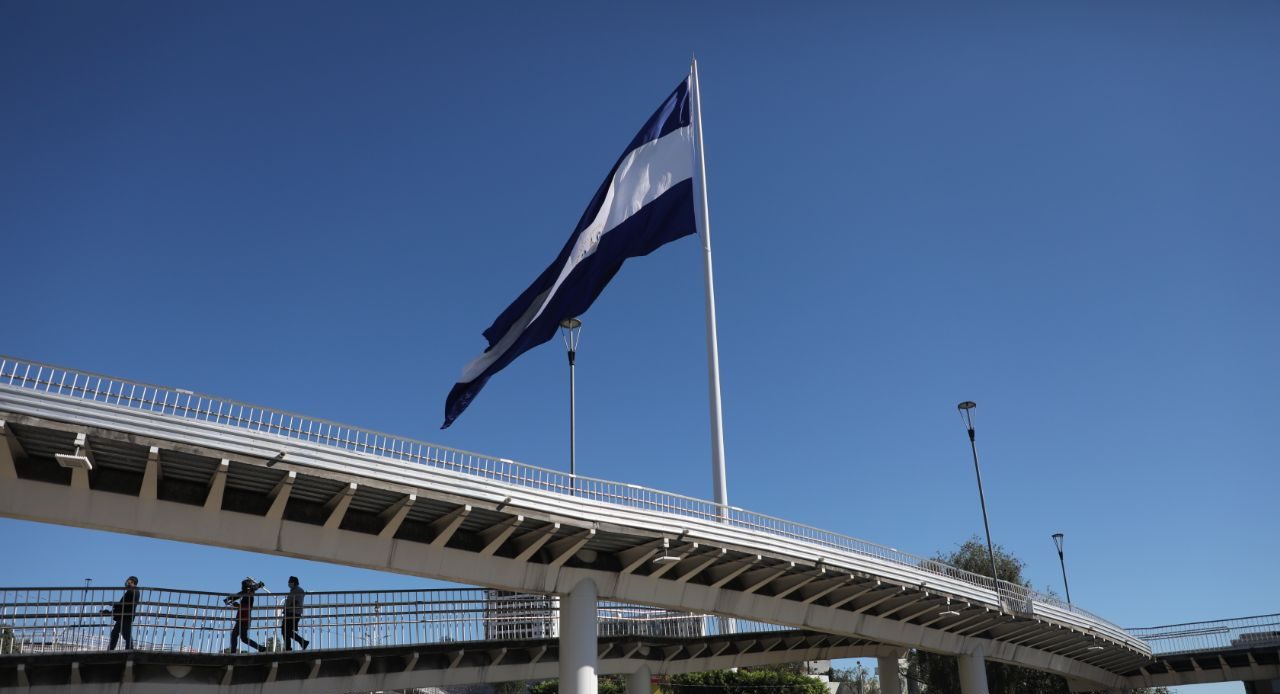 Retiran bandera de El Salvador en la plaza Masferrer