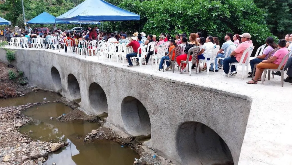 Pobladores construyen con fondos propios puente en caserío El Baratillo Norte de Santa Rosa de Lima