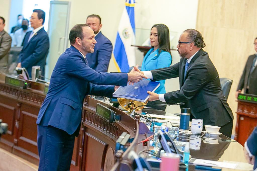 Denuncian a diputados y funcionarios salvadoreños por crímenes de lesa humanidad