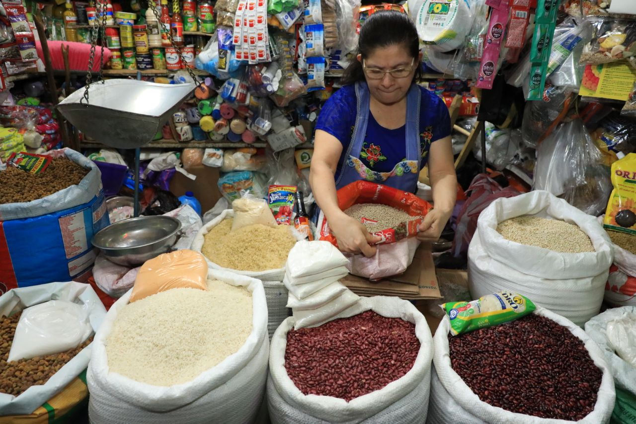 Las medidas de Bukele fracasan: los precios de los alimentos siguen disparados en El Salvador