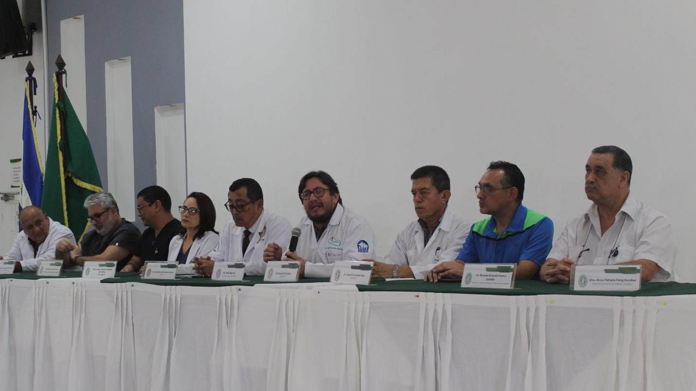 Colegio Médico defiende a especialistas salvadoreños: "Tenemos el talento, faltan mejores condiciones laborales"