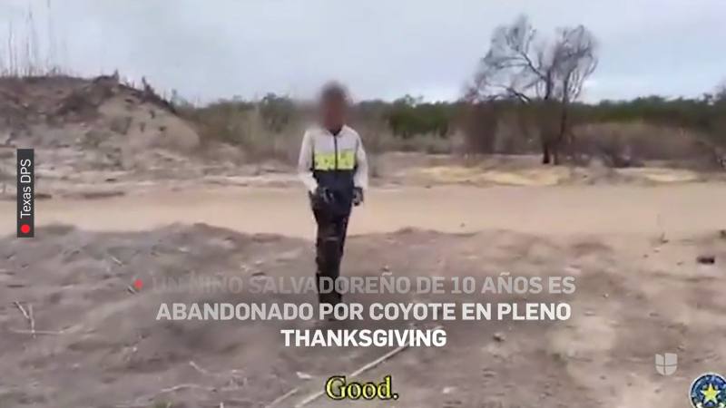 Niño salvadoreño llora solo en la frontera de Texas tras ser abandonado por coyote