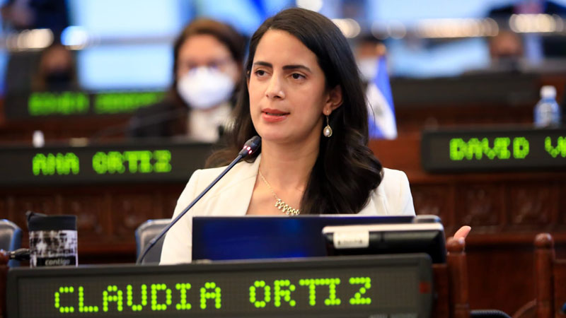 Claudia Ortiz propone creación de mega escuelas con transporte gratuito en El Salvador