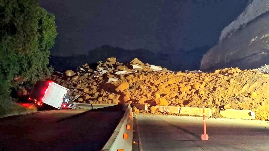 Deslizamiento de tierra bloquea totalmente el paso en carretera a Los Chorros
