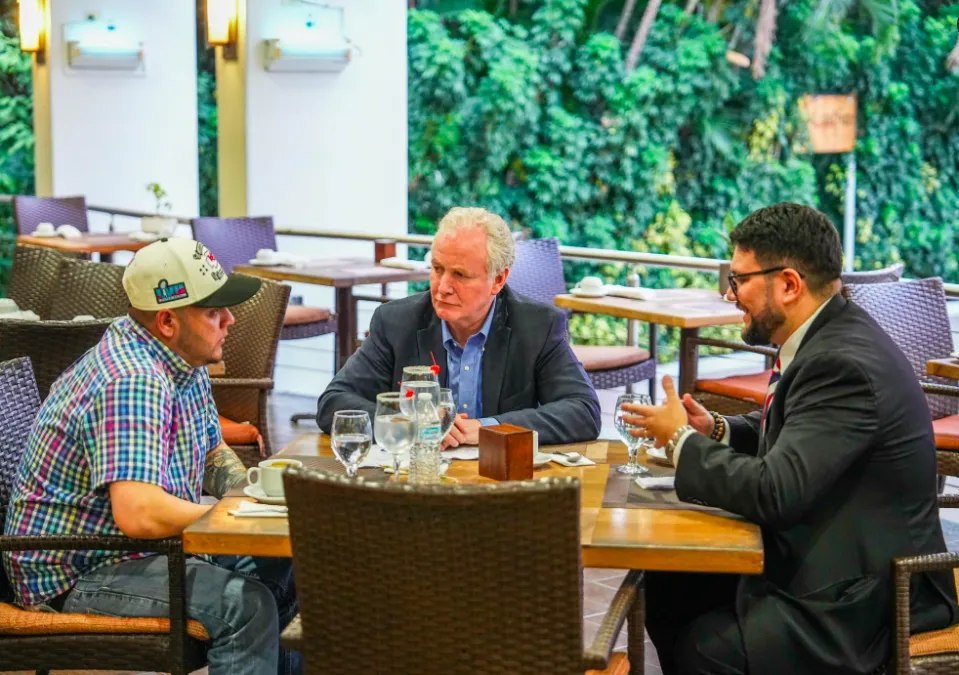Senador Van Hollen logra reunirse con Kilmar Ábrego tras presión internacional, mientras Bukele ironiza sobre el caso