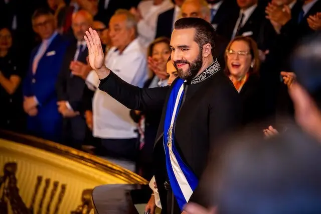 Bukele arremete contra la democracia y afirma que no le importa ser llamado dictador