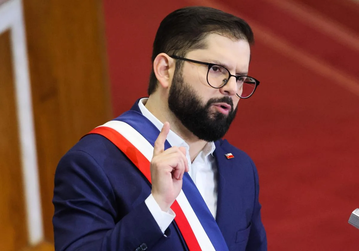 Boric advierte sobre Bukele: “Desconocer la democracia siempre termina costando caro”