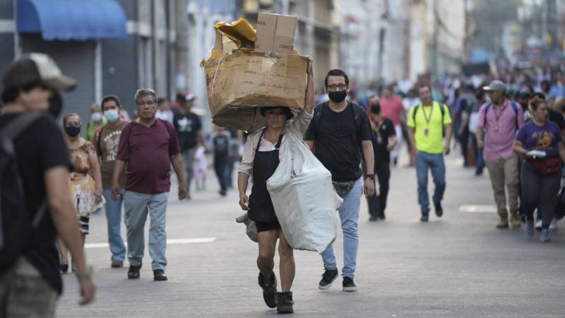 Encuesta de la UCA revela creciente malestar de los salvadoreños por situación económica del país