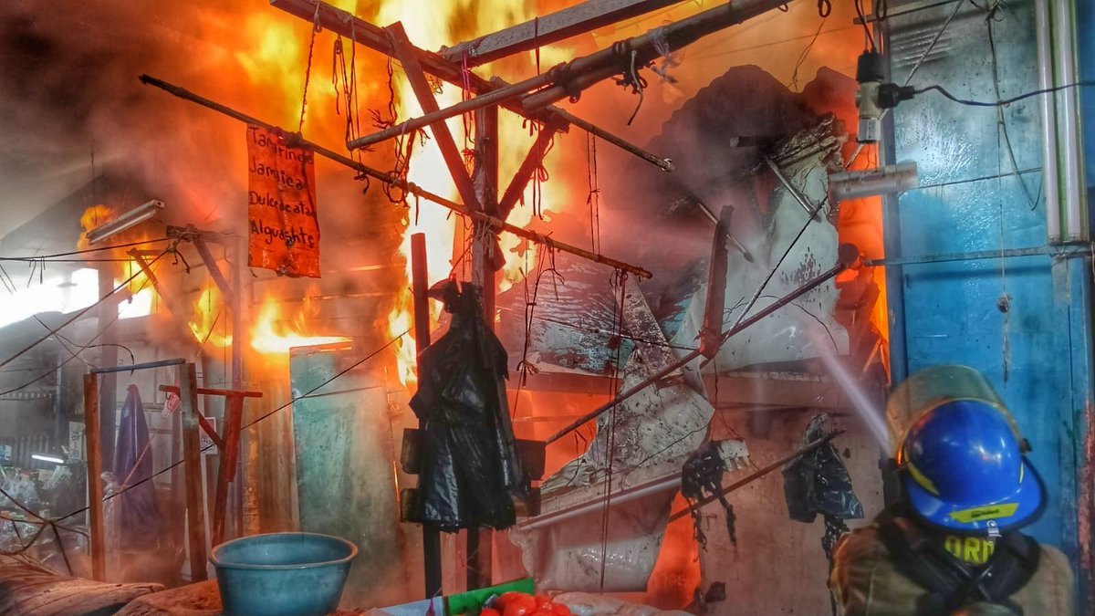 Incendio consume varios puestos del mercado de Soyapango