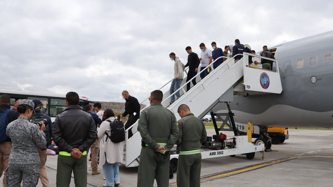 Deportaciones a El Salvador aumentan 175 % en 2025: junio fue el mes con más vuelos