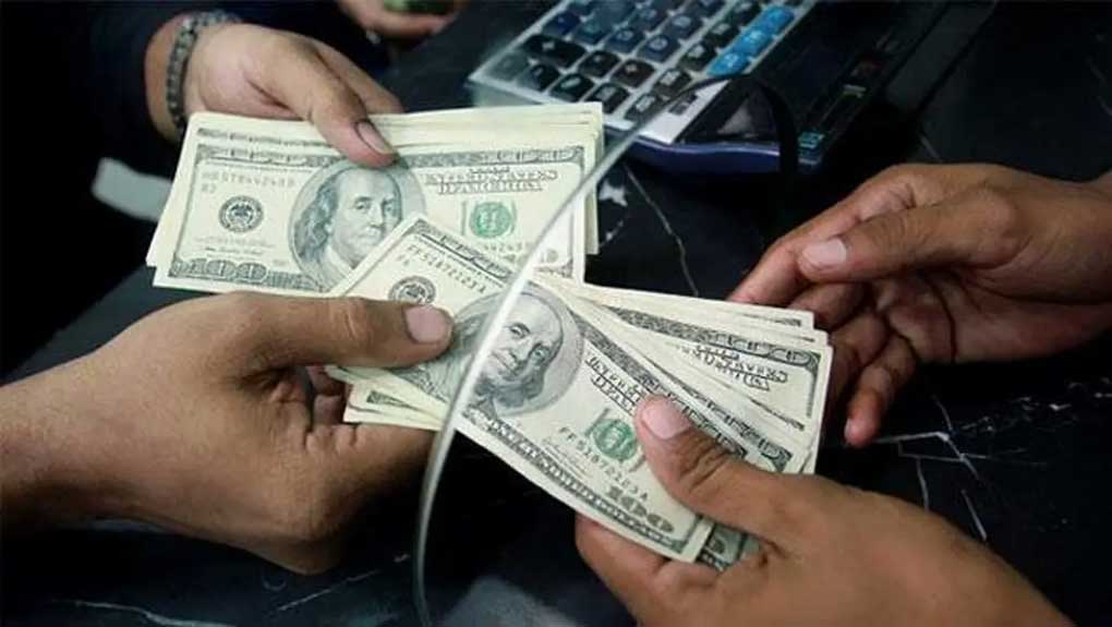 EE. UU. aprueba impuesto del 1 % a remesas en efectivo; millones de latinos podrían verse afectados