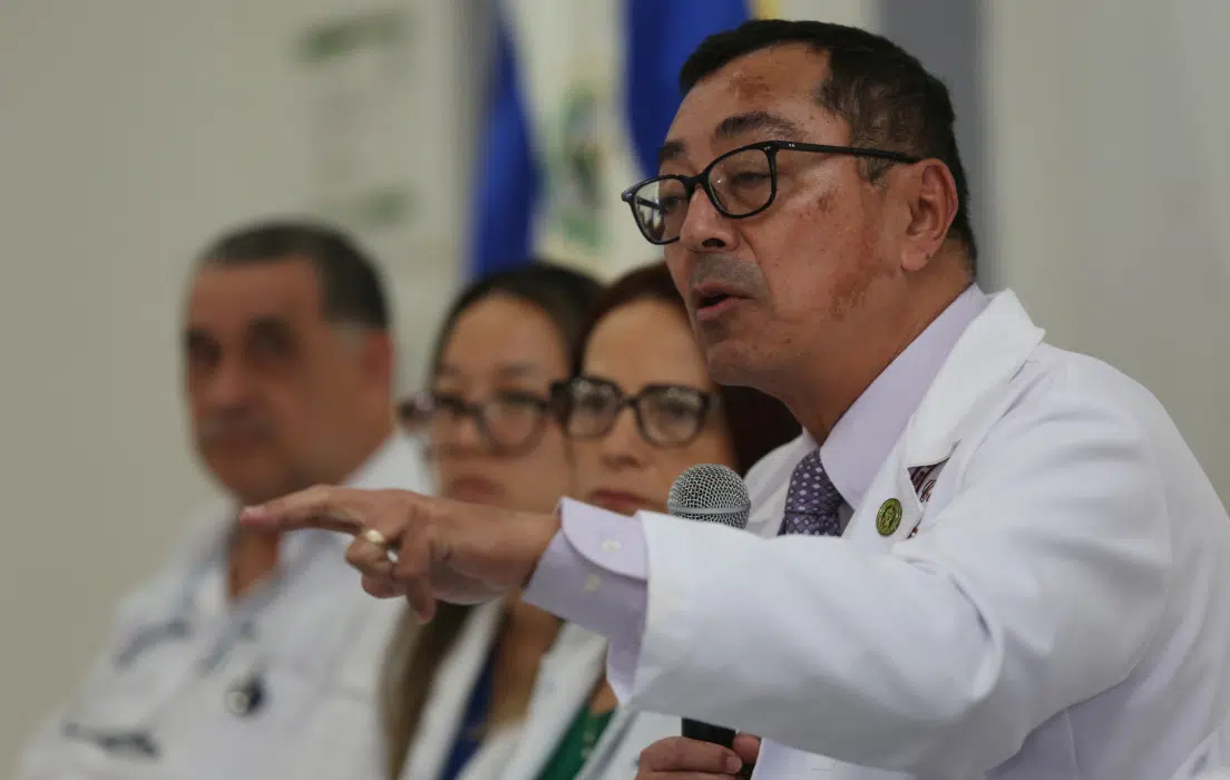 Colegio Médico alerta clima de pánico y acoso laboral en el sistema de salud salvadoreño
