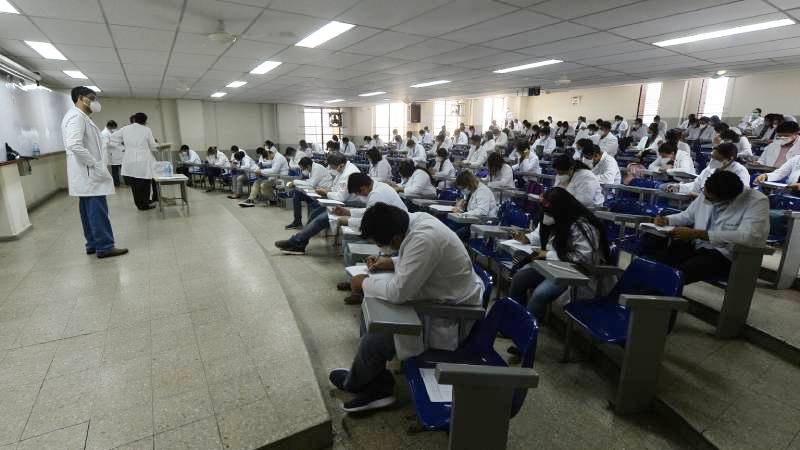 Más de 150 estudiantes de medicina en El Salvador quedan sin plaza para su internado rotatorio