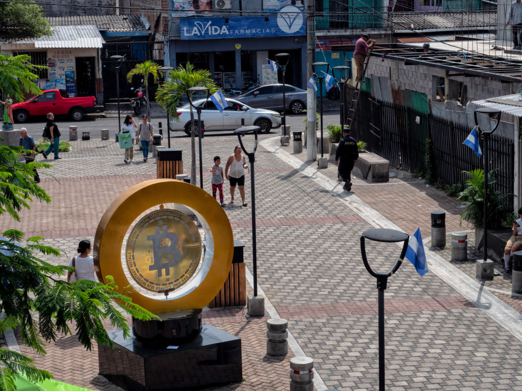 Gobierno salvadoreño anuncia su primer “Bitcoin Bank” en medio de compromisos pendientes con el FMI