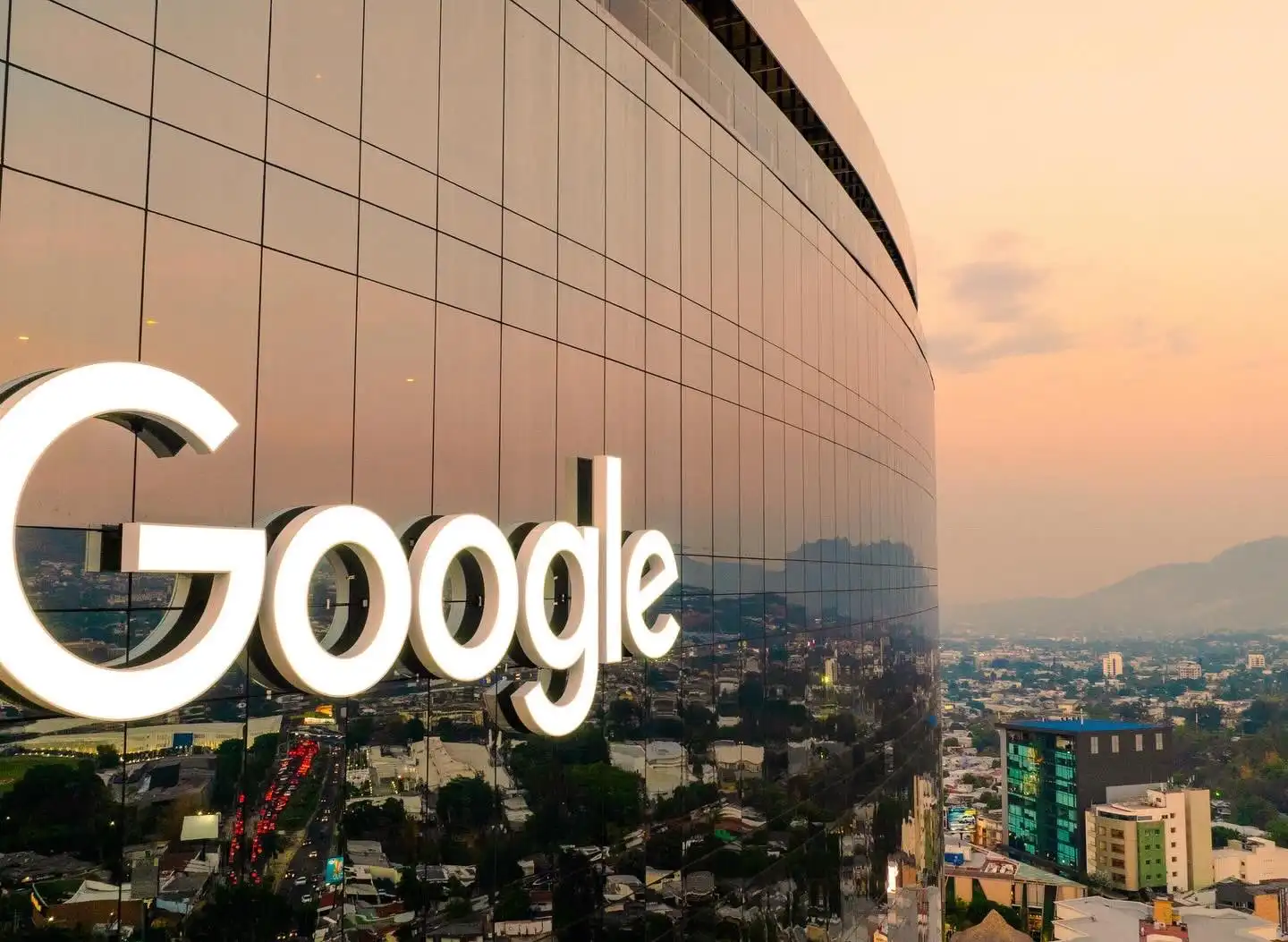 Gobierno de El Salvador destina más de $334 mil a Google por servicios a la Dirección de Ordenamiento Territorial