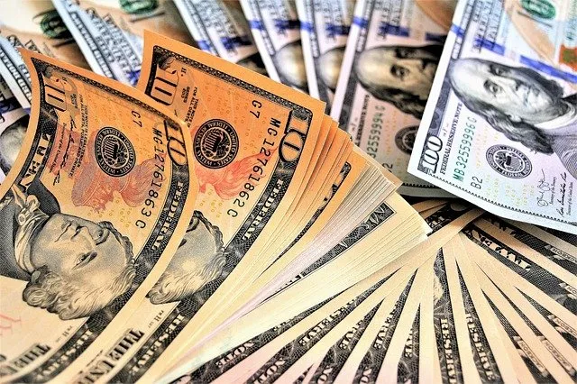 S&P Global mantiene la calificación B- para El Salvador, pero advierte de riesgos fiscales