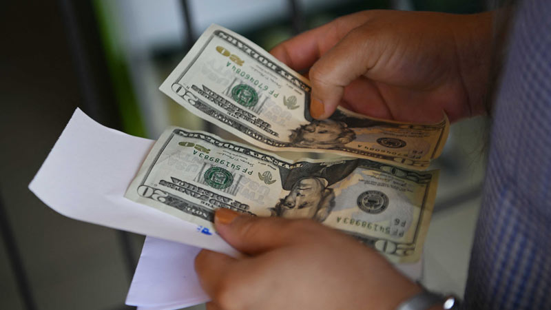 Mujeres reciben la mayoría de remesas en El Salvador, según el BCR