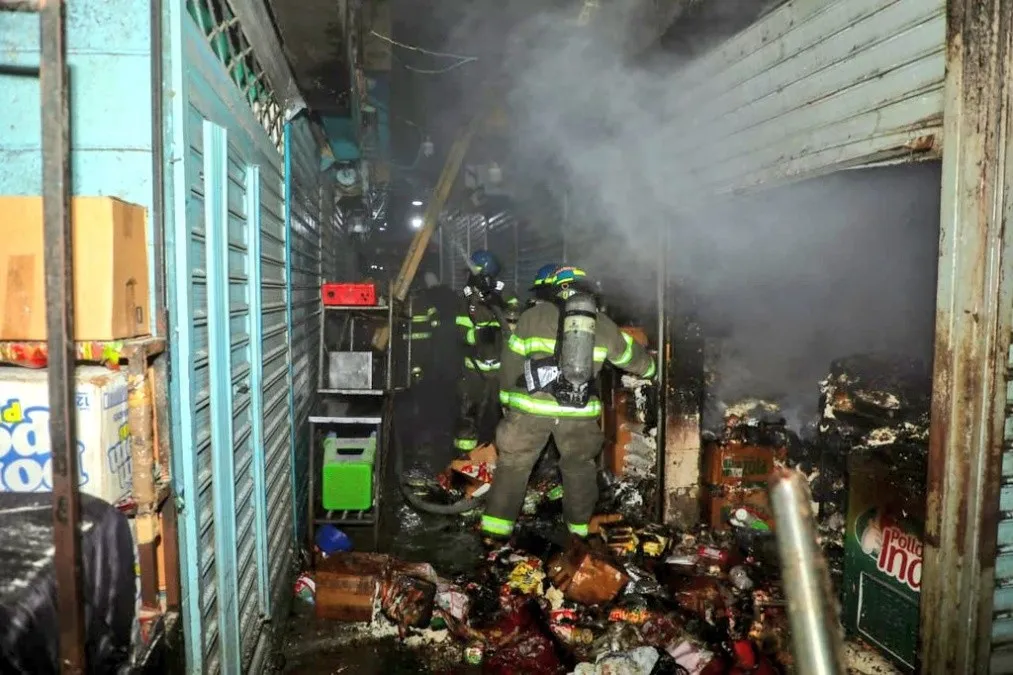 Incendio en mercado de Apopa deja cuantiosos daños materiales