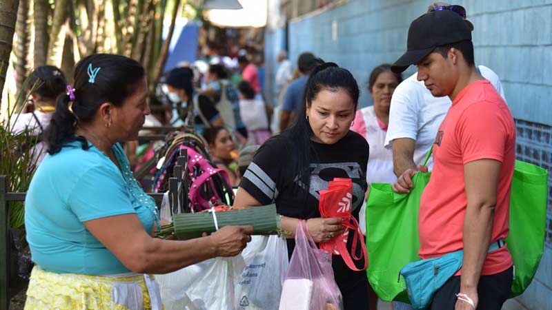 Uno de cada tres salvadoreños que se enfermó en 2024 no buscó atención médica, según la EHPM