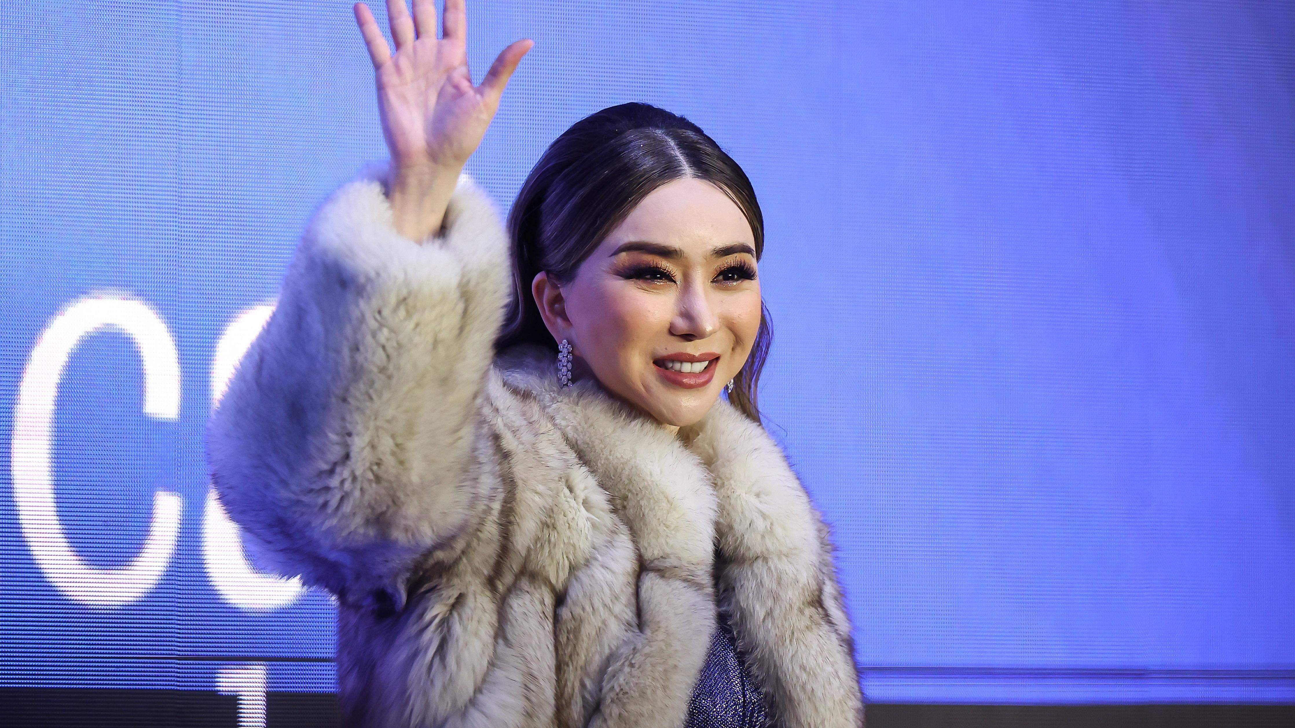 Tailandia emite orden de captura contra copropietaria de Miss Universo por presunto fraude