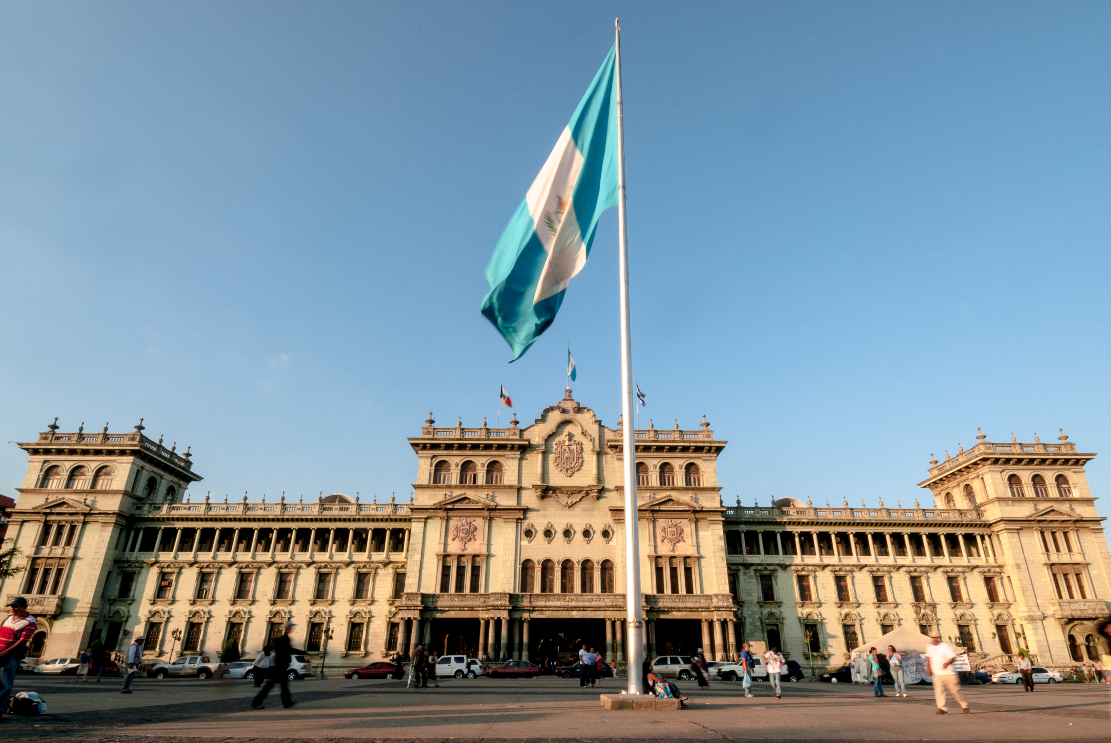 Abrir una empresa en Guatemala toma más de 2,200 horas por la excesiva burocracia estatal