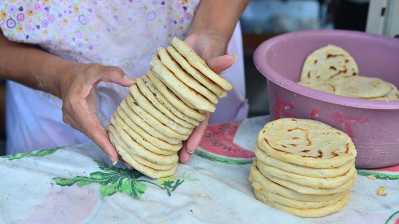 Tortillas más caras y almuerzos hasta $4: alimentos vuelven a subir en octubre y golpean el bolsillo
