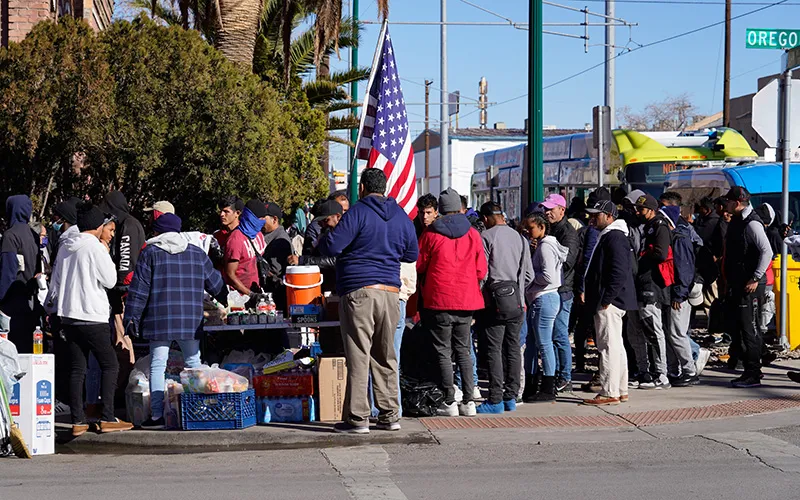 Crisis alimentaria golpea a latinos en EE.UU.: 39% se ha saltado comidas por falta de dinero