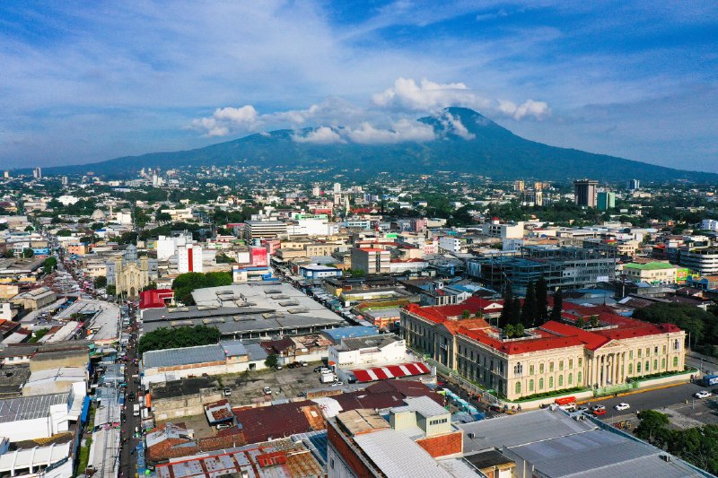 Riesgo país de El Salvador mejora, pero continúa siendo el más alto de la región