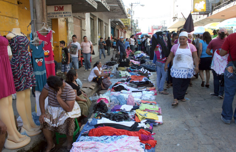 Más de la mitad de la economía opera fuera del sistema formal en El Salvador