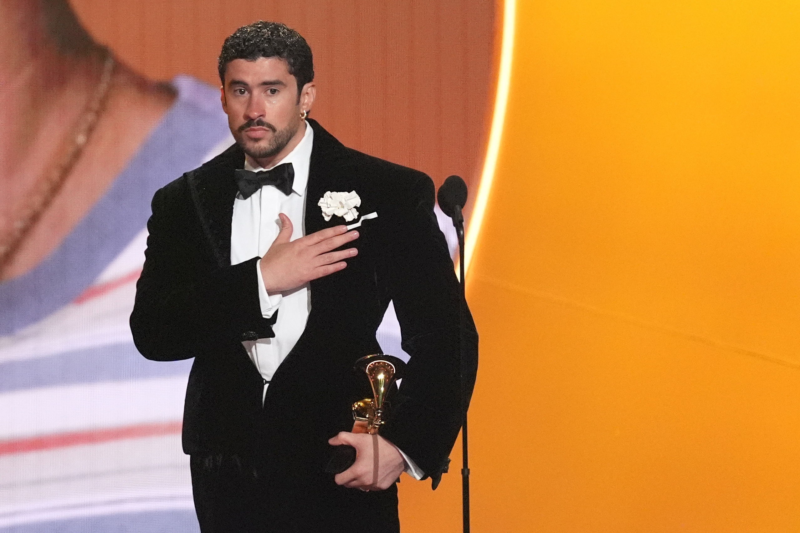 Desde el escenario de los Grammy, Bad Bunny desafía la política migratoria de Trump