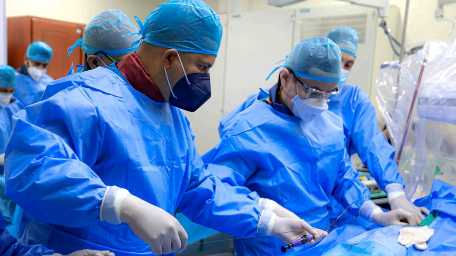 Médicos denuncian precarización de su profesión tras inicio de operaciones de DoctorSV