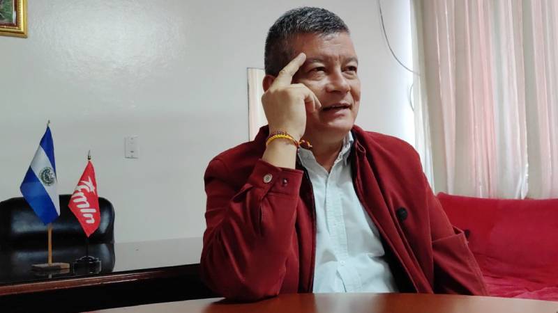 “Chino” Flores asume conducción estratégica del FMLN hacia 2027