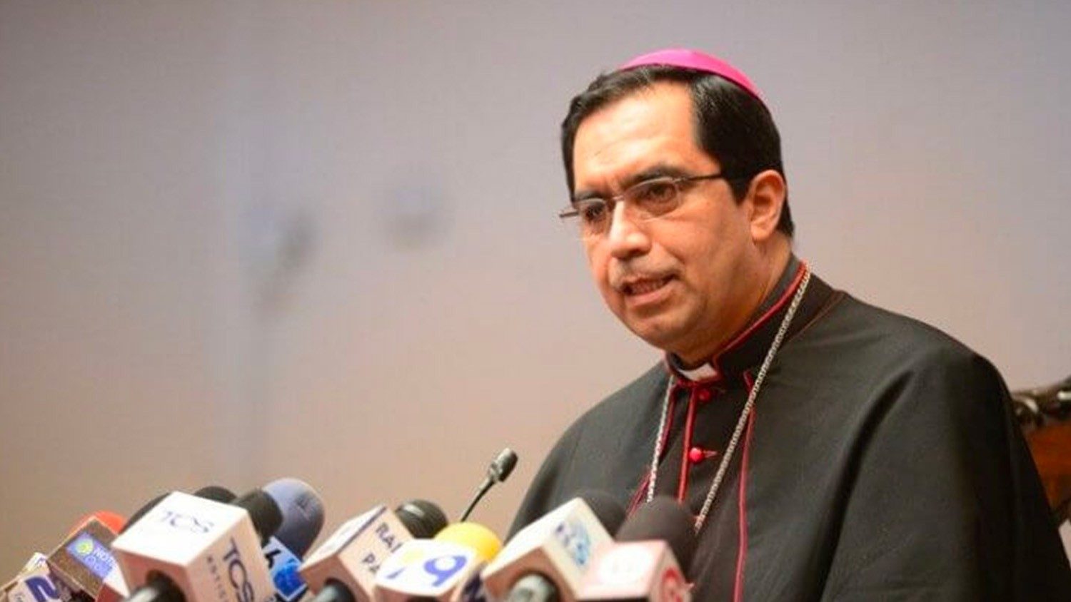 Arzobispo Escobar Alas pide reducir impuestos a medicinas en El Salvador