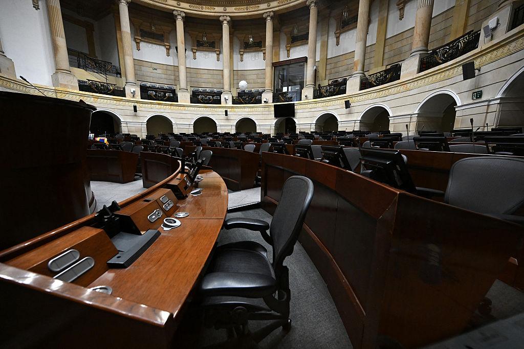 Bloques políticos de Petro y Uribe dominarán la conducción del Senado colombiano