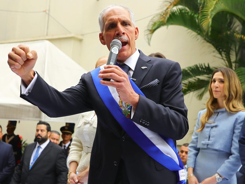 Presidente hondureño propone descentralización como eje de reforma educativa