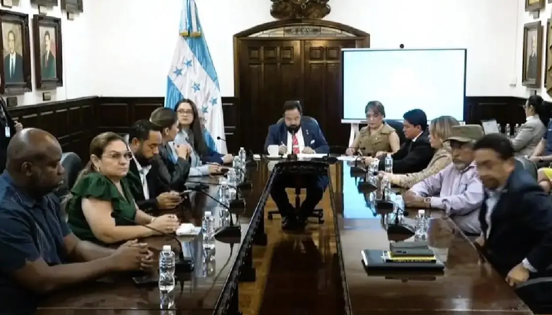 Fiscalía de Honduras cita a expresidente del Congreso por presuntos excesos en el cargo
