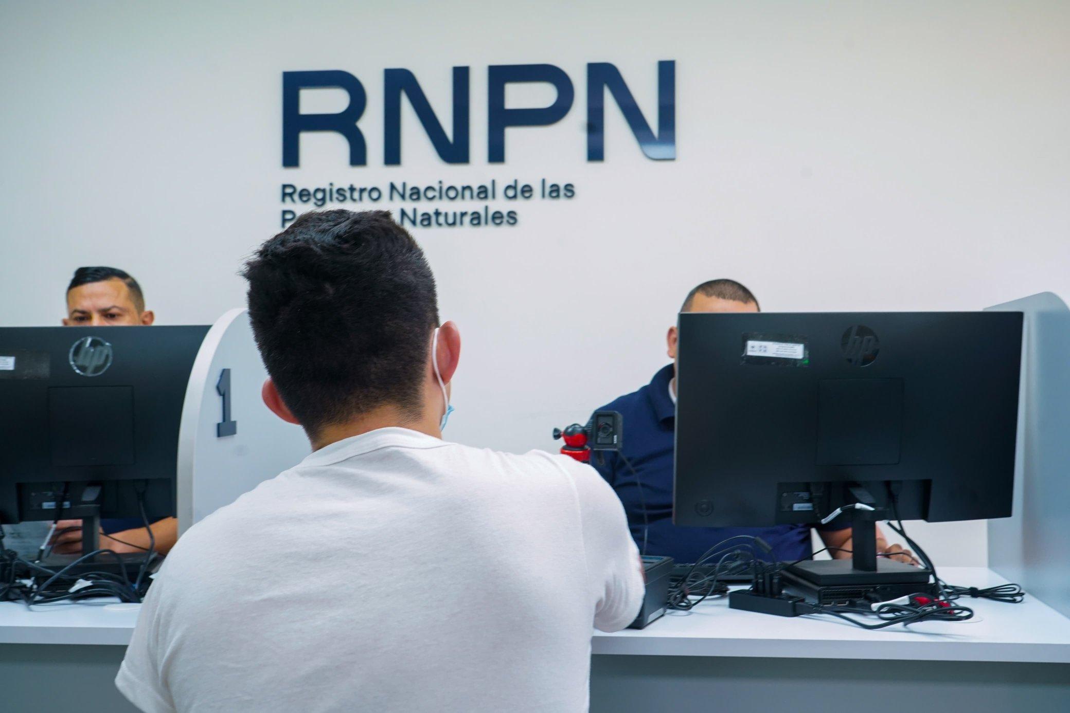 Más de 170,800 salvadoreños cambiaron su domicilio al exterior, según RNPN