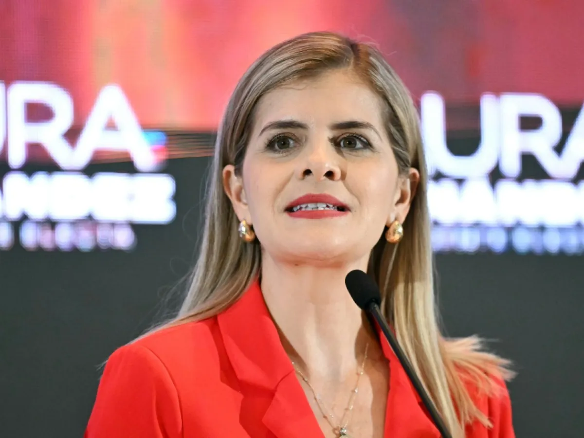 Presidenta de Costa Rica es evacuada tras explosión durante visita a zona de minería ilegal