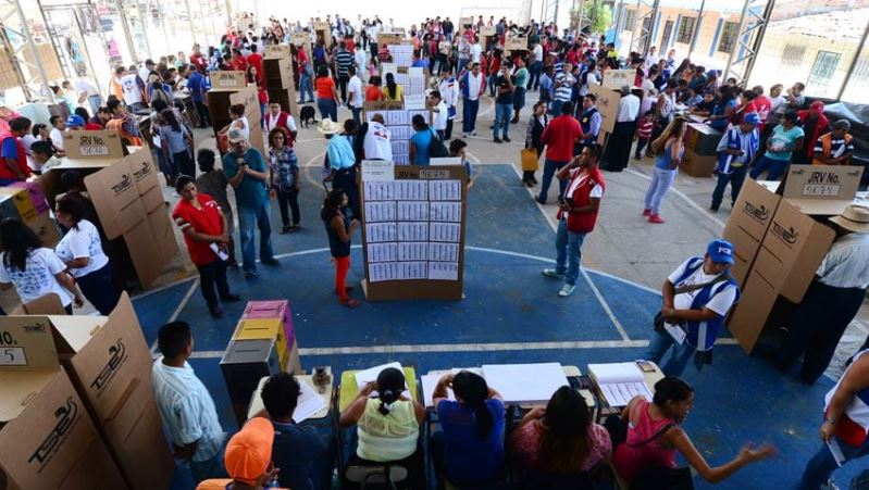 Seis de cada diez salvadoreños no se identifican con ningún partido político, según encuesta del Iudop
